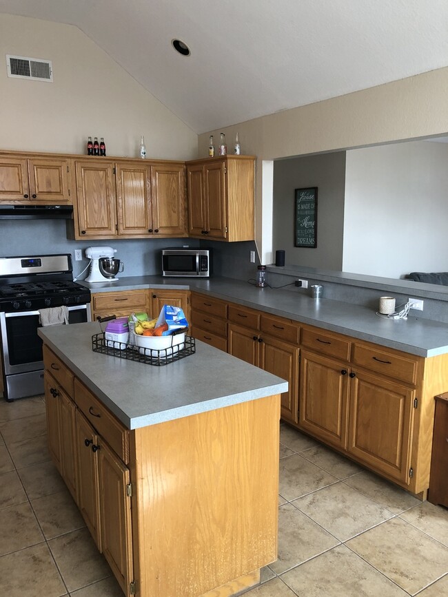 Building Photo - 3 Bedroom Plus Office in Stone Mill! Great open floor plan, huge kitchen!