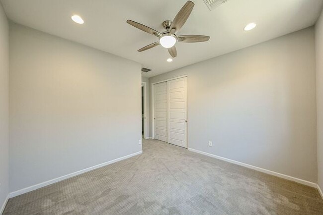 Building Photo - Beautiful 5bedrooms-2Baths Modern Style Home!