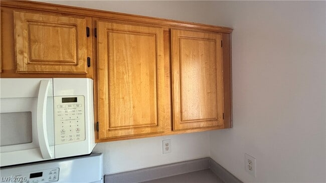 Building Photo - 5655 E Sahara Ave