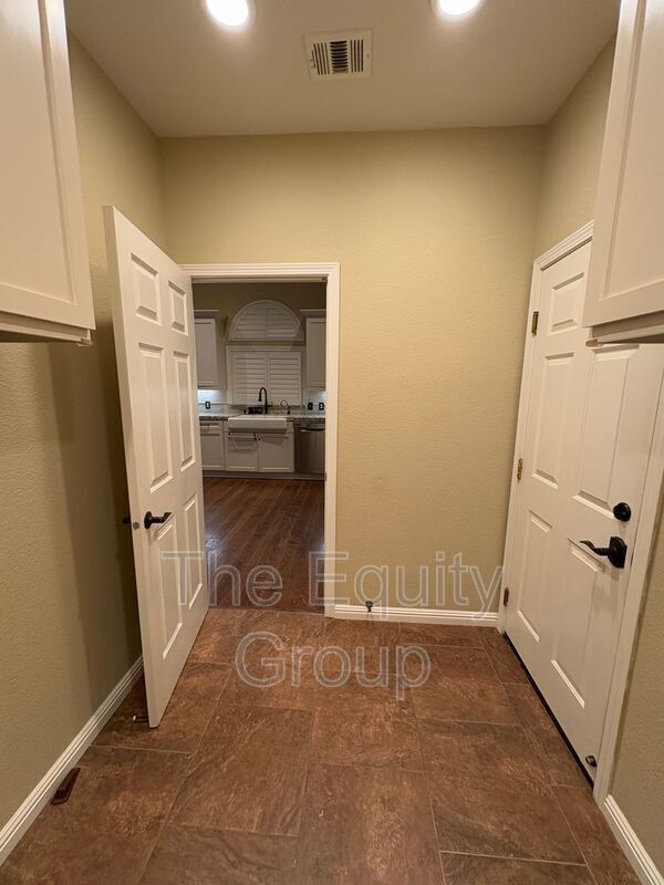 Building Photo - 2650 W Oakridge Ave