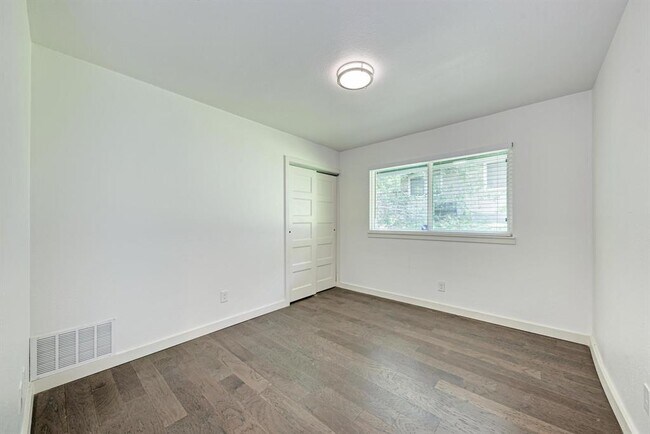 Building Photo - 6700 Kings Point