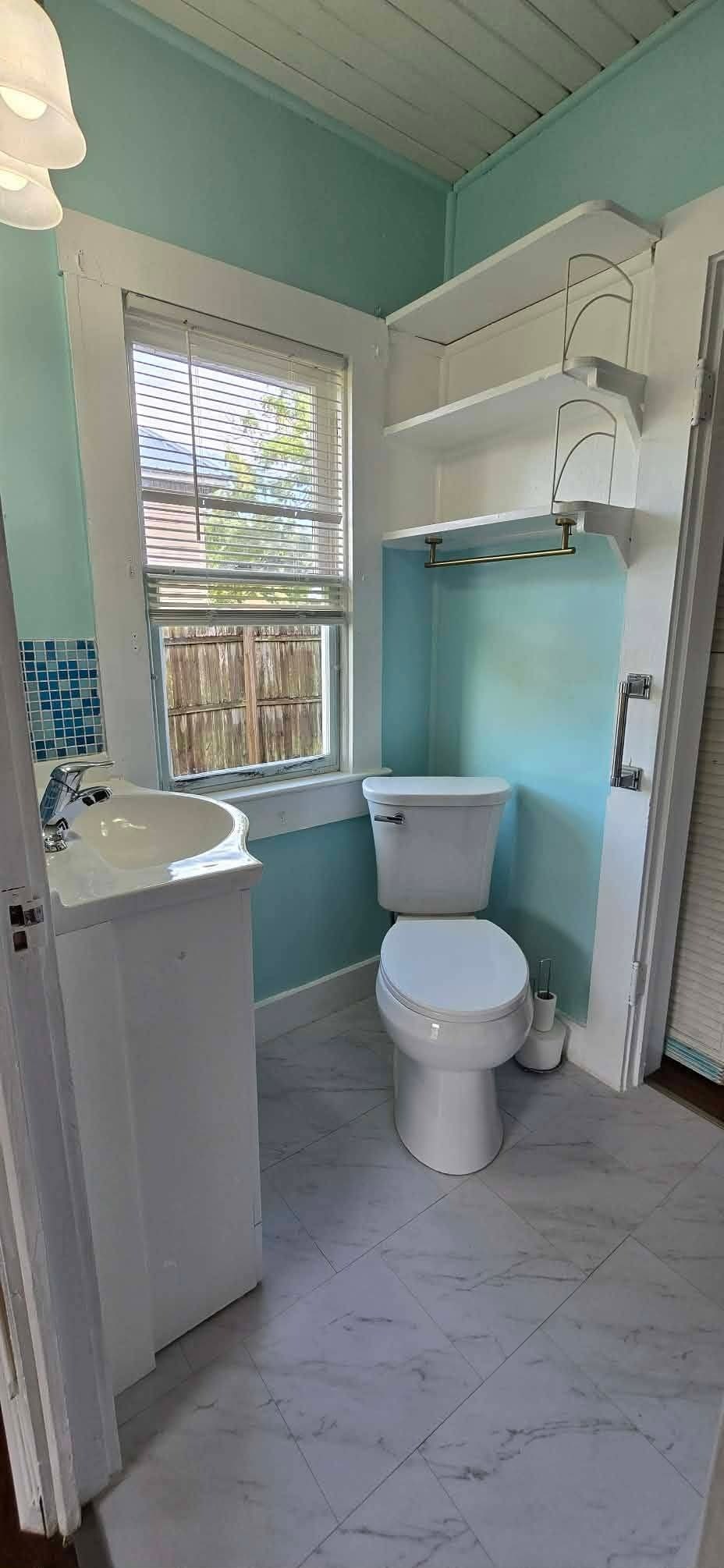 Main bath - 230 E Pine St