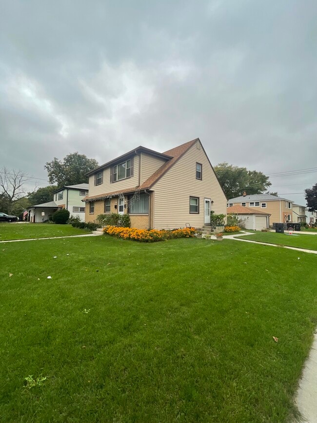 Building Photo - 6073 S Lake Dr