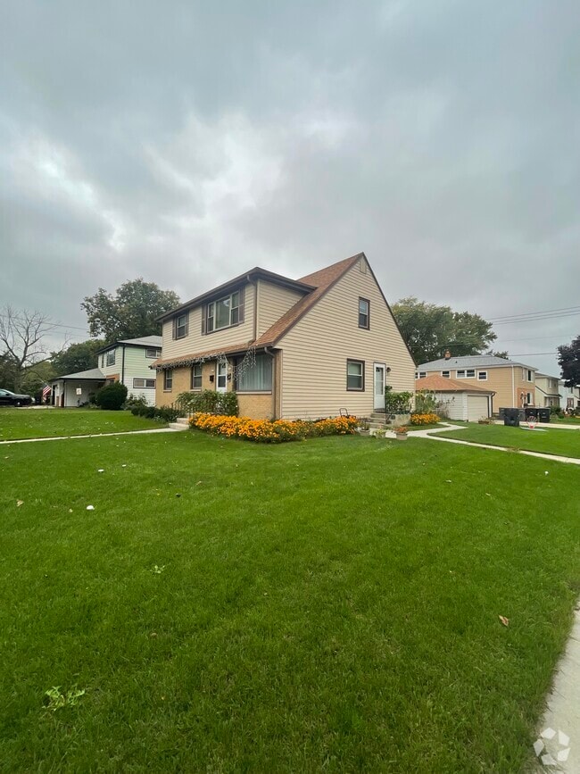 Building Photo - 6073 S Lake Dr