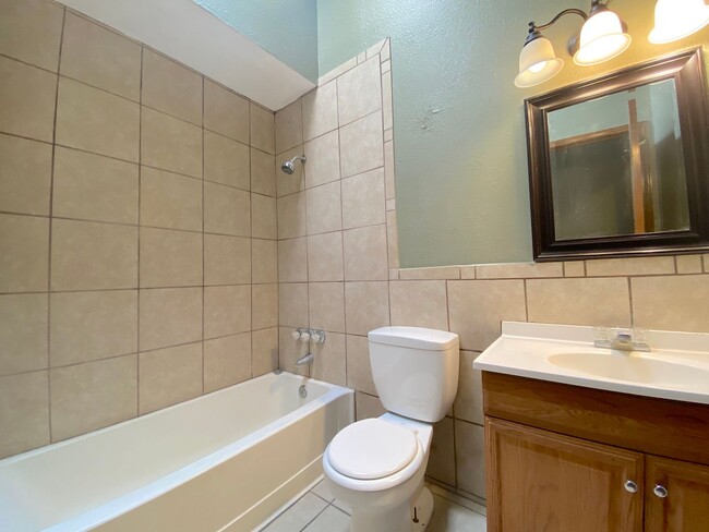 Building Photo - Northeast El Paso 3 bed2 bath