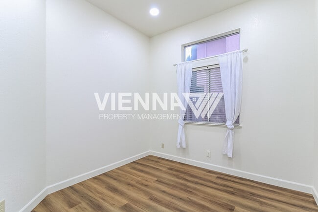 Building Photo - 1418 Lorimer Way