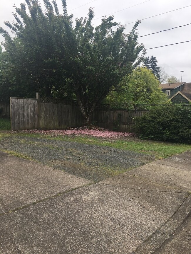 Building Photo - Charming Pet-Friendly Junction City Home with Yard & Garage