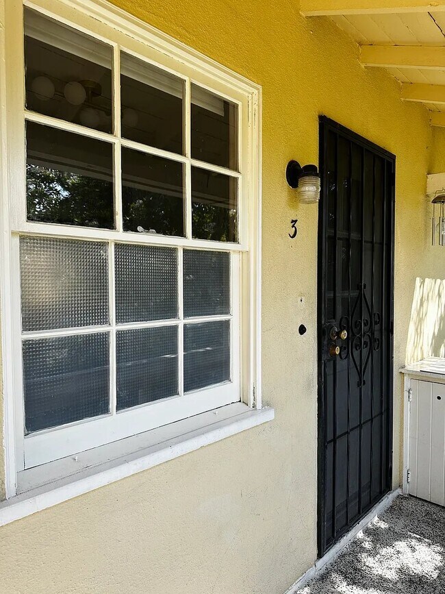 Building Photo - 507 E Maple St