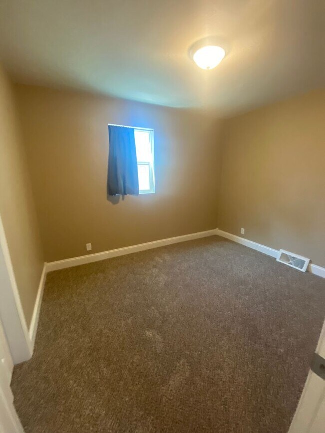 Building Photo - 3 BED | 1 BATH | SINGLE LEVEL HOME | ROBBINSDALE