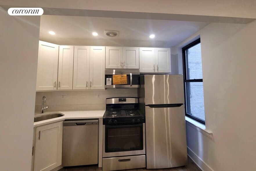 Building Photo - 45 W 81st St