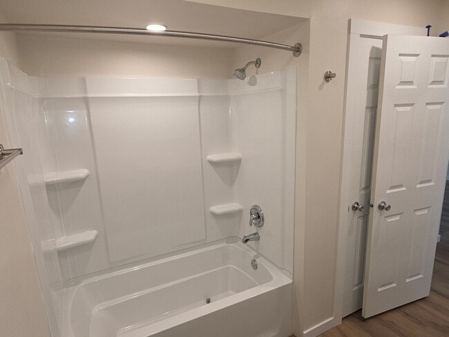 Building Photo - Updated 2 bedroom Hartford ranch