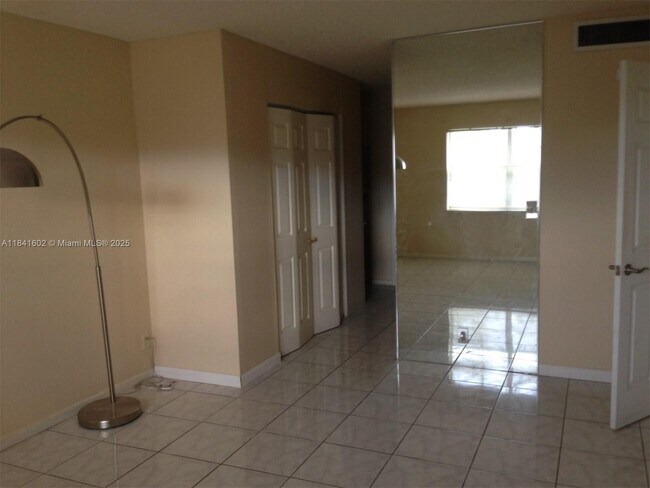 Building Photo - 6101 N Falls Cir Dr