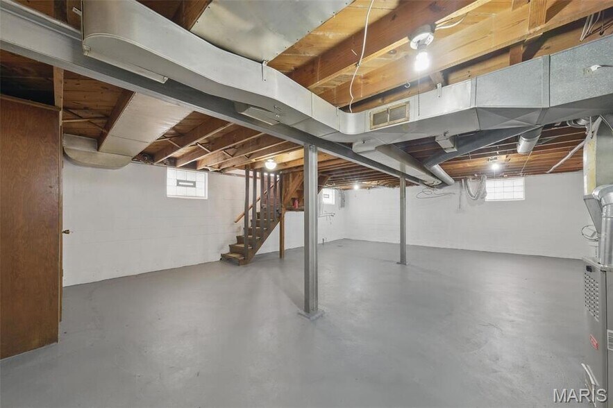 Building Photo - 6033 Fyler Ave