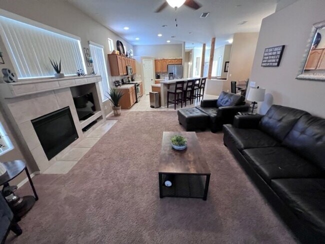 Building Photo - 2BR Vacation Home in Gated Community Bullhead Parkway with Utilities Avail 10/1