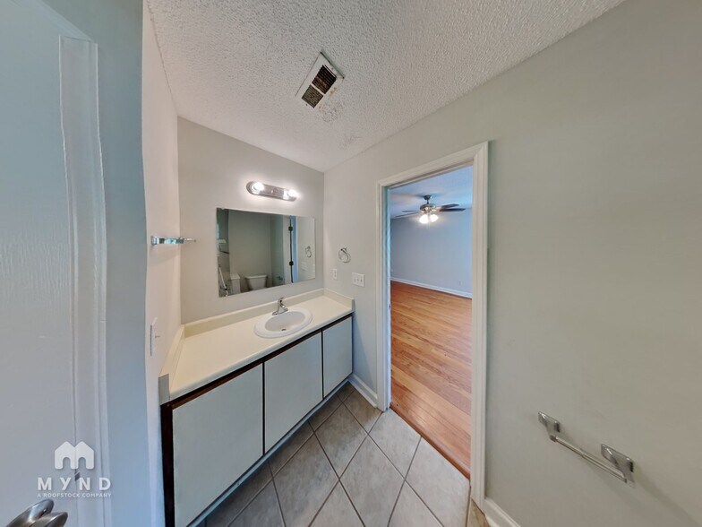 Building Photo - 3306 Woodland Park Rd