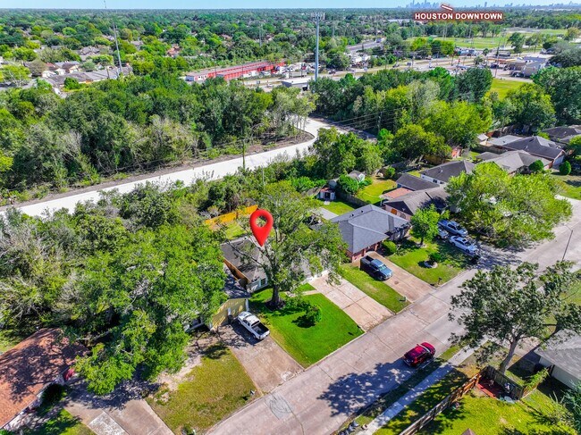 Building Photo - 10126 Pine Moss Dr