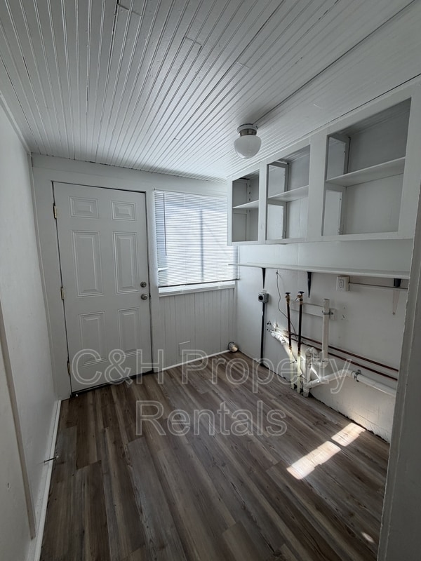 Building Photo - 32 Custer Ave