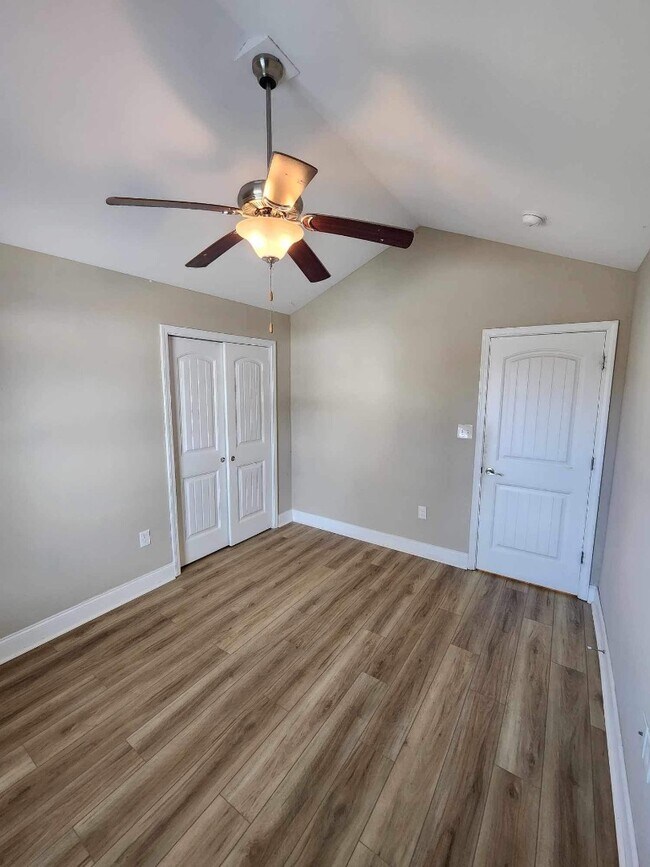 Building Photo - 215 Leadoff Dr