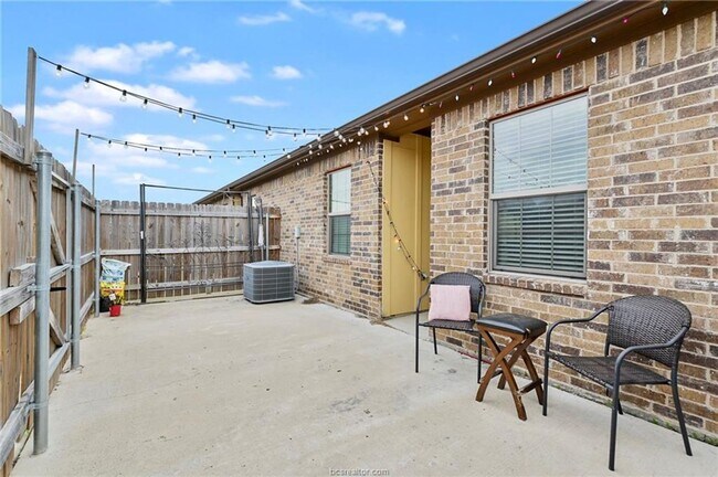 Building Photo - 4 Bed, 4 Bath Barracks Unit for August 202...