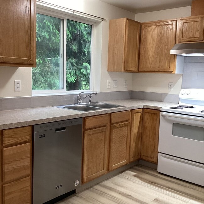 Building Photo - Spacious 3 bedroom townhome on cul-de-sac