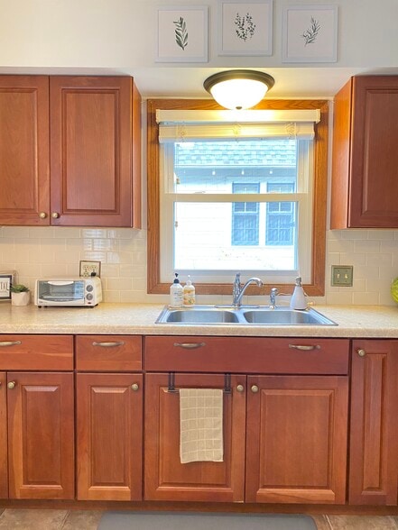 Building Photo - 1475 Sheldon St