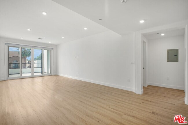 Building Photo - 1832 S Barrington Ave