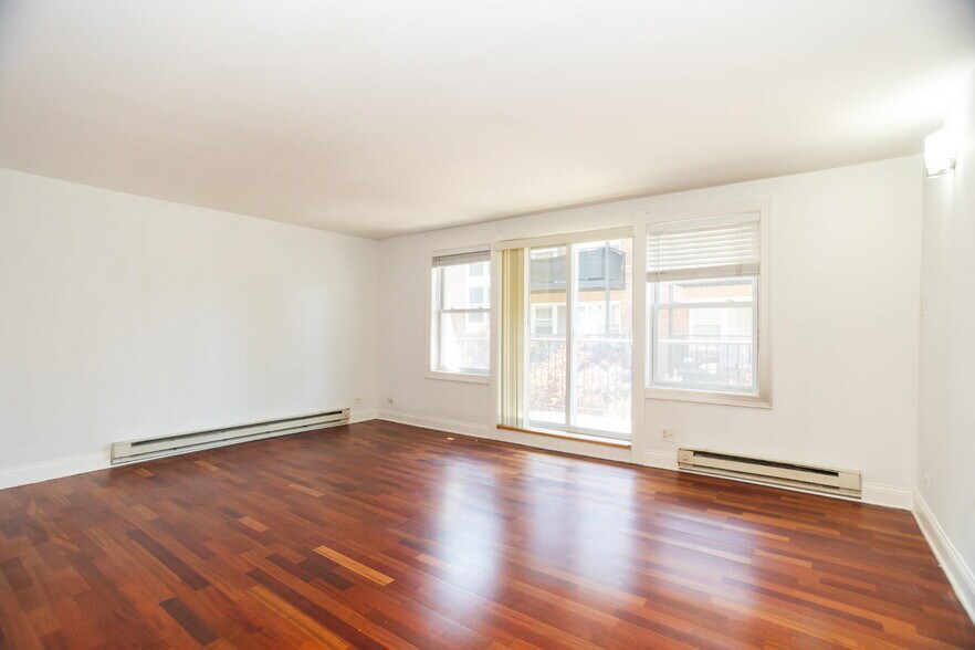 Building Photo - 2622 W Catalpa Ave