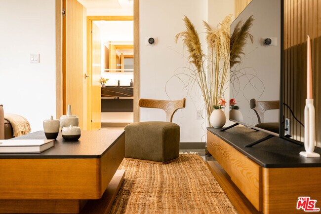 Building Photo - 547 N Sweetzer Ave