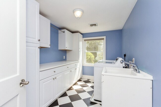 Building Photo - 37 Philbrick Rd