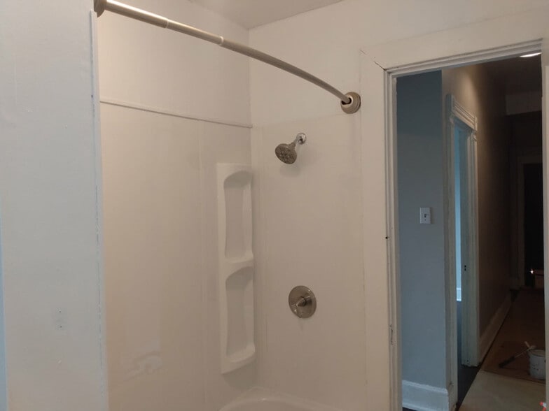 Building Photo - 807-807 Bedford St