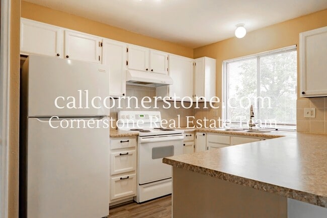 Building Photo - 2570 Clarendon Dr