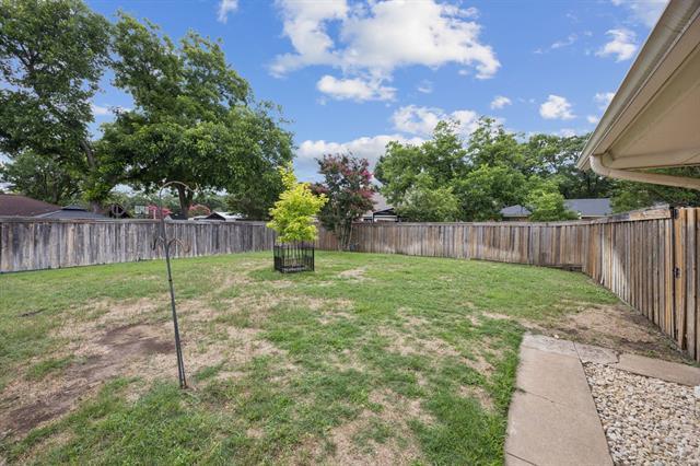 Building Photo - 1800 Midcrest Dr