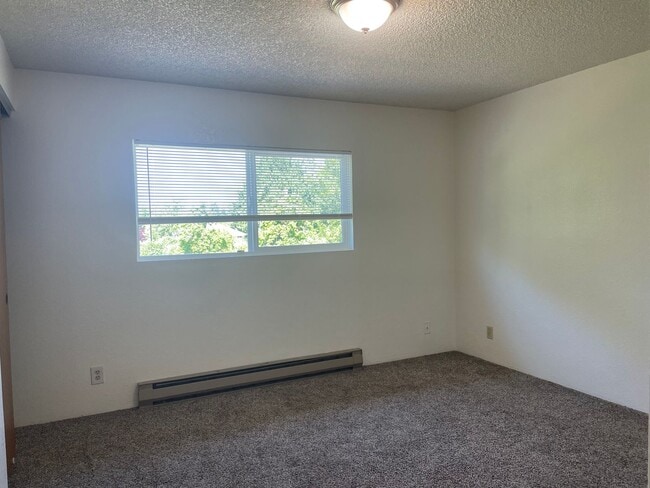 Building Photo - Nice Townhome-2 bed 1.5 Bath--Situated in the Friendly town of Grants Pass