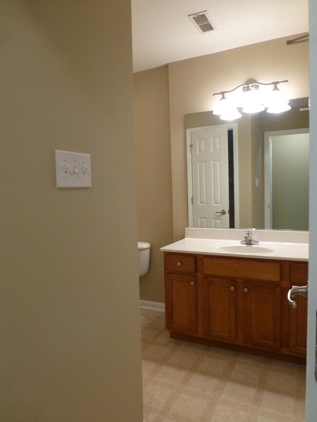 Building Photo - 3 bed, 2 bath, 2 car garage townhouse w/ b...