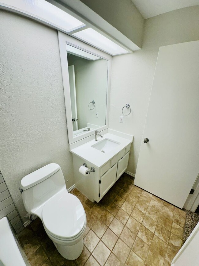 Building Photo - 1 MONTH FREE !!! - Charming 2 Bed 2 Bath C...