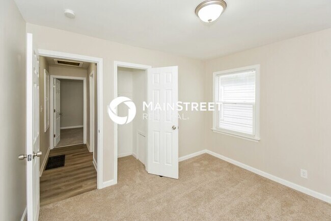 Building Photo - 2 Bedroom Pet-Friendly Home in Indianapoli...