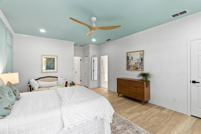 Building Photo - 113 Royal Oaks Dr