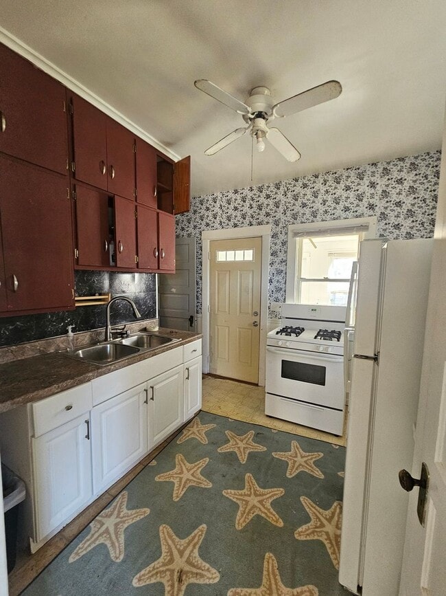 Building Photo - Newly Painted 2 bedroom