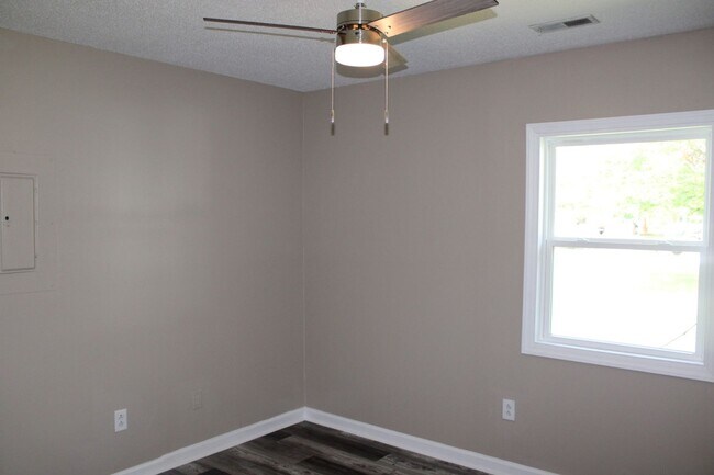 Building Photo - Beautifully renovated home in Newport, NC!