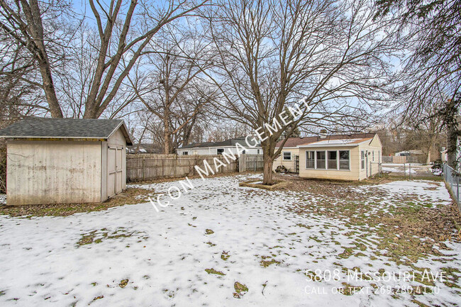 Building Photo - Huge backyard!