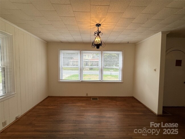 Building Photo - 730 E Iredell Ave