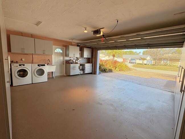 Building Photo - 3 Bed 2 Bath Home with Large Fenced Backyard & Screened Lanai — Available Now