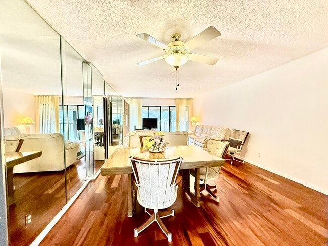 Building Photo - 2900 Cove Cay Dr