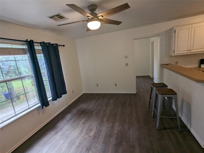 Building Photo - 420 W Comanche St