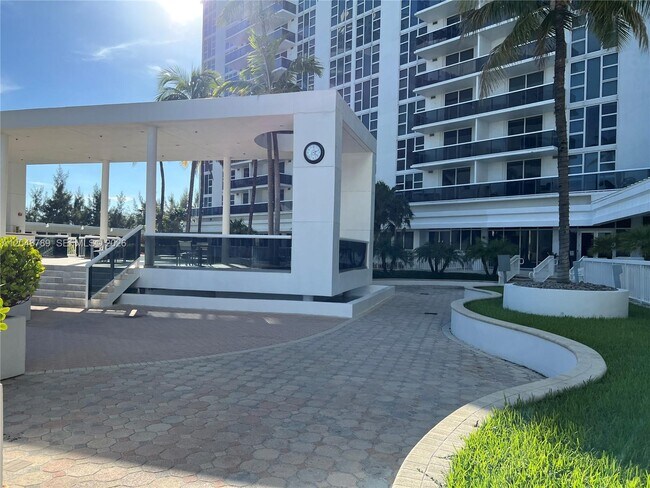 Building Photo - 10275 Collins Ave