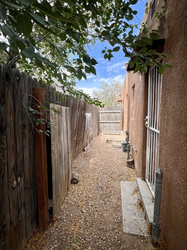 Building Photo - 2 bedroom / 1 bath close to KAFB and I-25 Move-in Special!