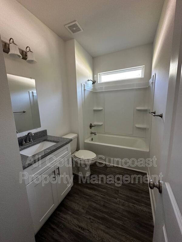 Building Photo - 340 Melrose Dr
