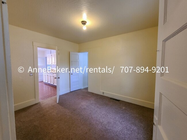 Building Photo - Close to Downtown Cloverdale