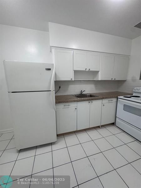 Building Photo - 306 N Lakeside Ct