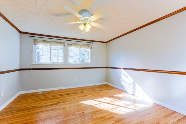 Building Photo - Bright and Spacious Townhome Living Near Reston